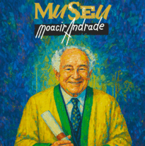 Imagem estilizada sob fundo azul de Moacir Andrade, um homem de idade, de pele clara, calvo, segurando um diploma, usando túnica amarela com borda verde, camisa branca e gravata azul. Acima dele está escrito em letras douradas e brancas, Museu Moacir Andrade