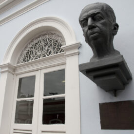 Centro de vivência da literatura e da obra de Bandeira, possui sala de estudos literários, com uma pequena biblioteca de literatura pernambucana. O prédio, construído em 1825 e tombado pelo Governo do Estado, por meio da Fundarpe, em 1983, passou a funcionar como um espaço de preservação da obra do poeta e de fomento à literatura.
