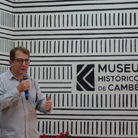Eduardo Pavinato discursando no evento de reinauguração do Museu Histórico de Cambé.