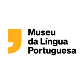 Imagem em fundo branco do logotipo do Museu da Língua Portuguesa, composto por uma aspa simples em cor amarela, seguida do nome da instituição por extenso à direita.