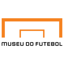 Imagem em fundo branco do logotipo do Museu do Futebol. O logotipo é composto pela imagem de duas traves, uma sobreposta à outra, dando a sensação do visualizador estar posicionado atrás de de um campo de futebol. O nome por extenso da instituição está posicionado no canto inferior.