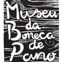 Logomarca do Museu da Boneca de Pano