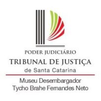 Na imagem está a logo marcado museu nas cores preta, verde e vermelha. Abaixo está o texto: Poder Judiciário. Tribunal Justiça de Santa Catarina. Museu Desembargador Tycho Brahe Fernandes Neto.
