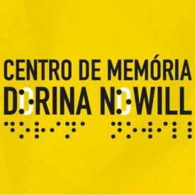 Logotipo do Centro de Memória Dorina Nowill sobre fundo amarelo. O nome “Centro de Memória Dorina Nowill” aparece em letras maiúsculas. As letras “D” de “Dorina” e “Nowill” são estilizadas em branco, com pontos que remetem ao sistema Braille. Abaixo do nome, há a representação da escrita em Braille correspondente ao nome Dorina Nowill.
