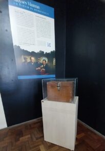Urna eleitoral no pleito de 1936, presidido pelo juiz eleitoral Moisés Viana, morto neste dia, protegendo a urna para não ser violada, garantindo, assim, a democracia.