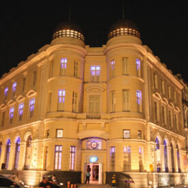imagem noturna da fachada da CAIXA Cultural Recife