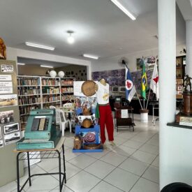 O Museu de Estiva é um espaço cultural dedicado a preservar e promover a história, arte e tradições da cidade de Estiva, em Minas Gerais. Com um acervo rico e diversificado, dividindo espaço com a Biblioteca Municipal, o museu oferece aos visitantes uma imersão na cultura local, com exposições que resgatam o passado da região, suas origens e seu desenvolvimento ao longo do tempo, tendo em seu acervo, vários itens que foram usados em algum momento da história por filhos desta terra. Ideal para quem deseja conhecer mais sobre a história e as raízes do município, o Museu de Estiva é um verdadeiro patrimônio cultural e está sob os cuidados de Jean Carlos de Andrade, Diretor Municipal de Cultura.