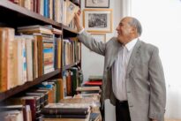 Biblioteca com mais de 5 mil livros contendo dedicatórias originais