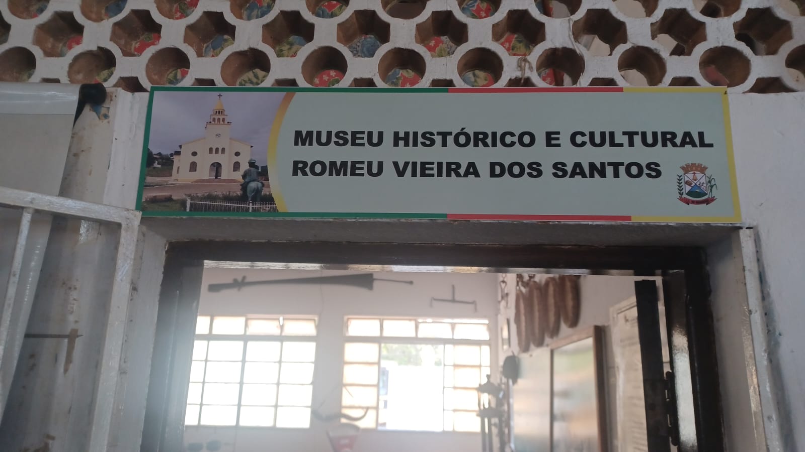 Placa de entrada do museu