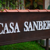 O Museu Casa Sanber é um museu-casa instalado em uma residência histórica, preservando arquitetura, mobiliário e objetos do cotidiano para contar a história e a memória cultural da comunidade local. Recebe visitas gratuitas de escolas e instituições de ensino da região, com possibilidade de mediação educativa e agendamento prévio, fortalecendo a valorização do patrimônio e a formação de públicos.