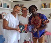 Registro de atividade cultural no Ponto de Memória Ilê Axé Kiambá Oju Oya, em espaço de biblioteca comunitária.