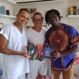 Registro de atividade cultural no Ponto de Memória Ilê Axé Kiambá Oju Oya, em espaço de biblioteca comunitária.