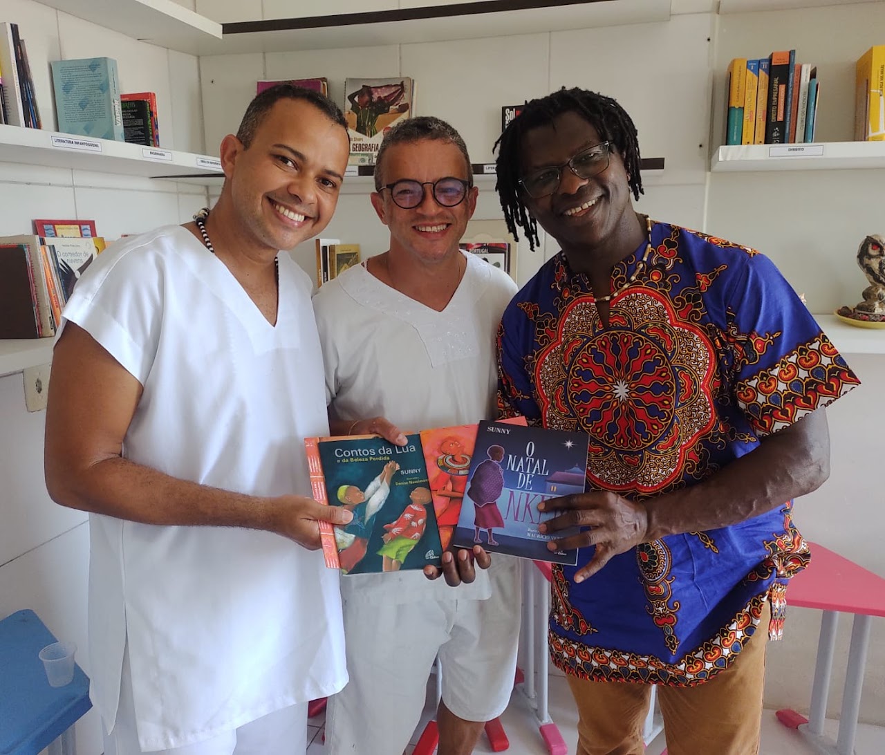 Registro de atividade cultural no Ponto de Memória Ilê Axé Kiambá Oju Oya, em espaço de biblioteca comunitária.
