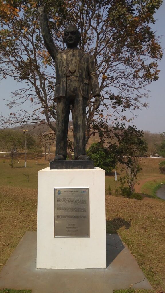 Estatua na porta do Memorial