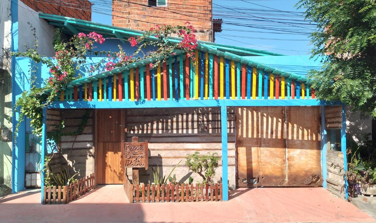 Fachada do Museu da Boneca de Pano, prédio colorido