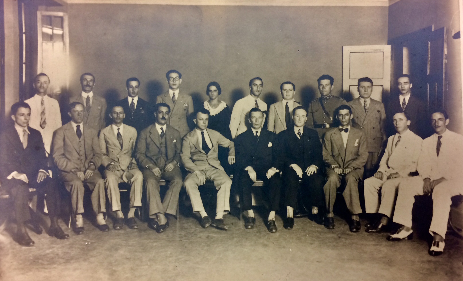 Os primeiros servidores do IPERGS, em 1932. No Edifício Imperial Rua dos Andradas (primeiro e segundo andar) sobre o antigo cinema. Ao centro o primeiro presidente Eng. Egydio Hervê. Destaque para a primeira servidora do IPERGS, Odeta P. Machado.