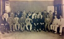 Os primeiros servidores do IPERGS, em 1932. No Edifício Imperial Rua dos Andradas (primeiro e segundo andar) sobre o antigo cinema. Ao centro o primeiro presidente Eng. Egydio Hervê. Destaque para a primeira servidora do IPERGS, Odeta P. Machado.