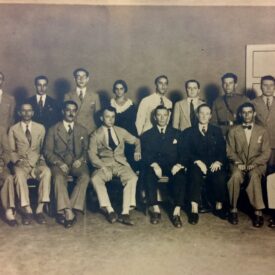 Os primeiros servidores do IPERGS, em 1932. No Edifício Imperial Rua dos Andradas (primeiro e segundo andar) sobre o antigo cinema. Ao centro o primeiro presidente Eng. Egydio Hervê. Destaque para a primeira servidora do IPERGS, Odeta P. Machado.