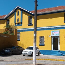 Fachada do prédio em cores amarela e azul - Crédito Del Ferrei