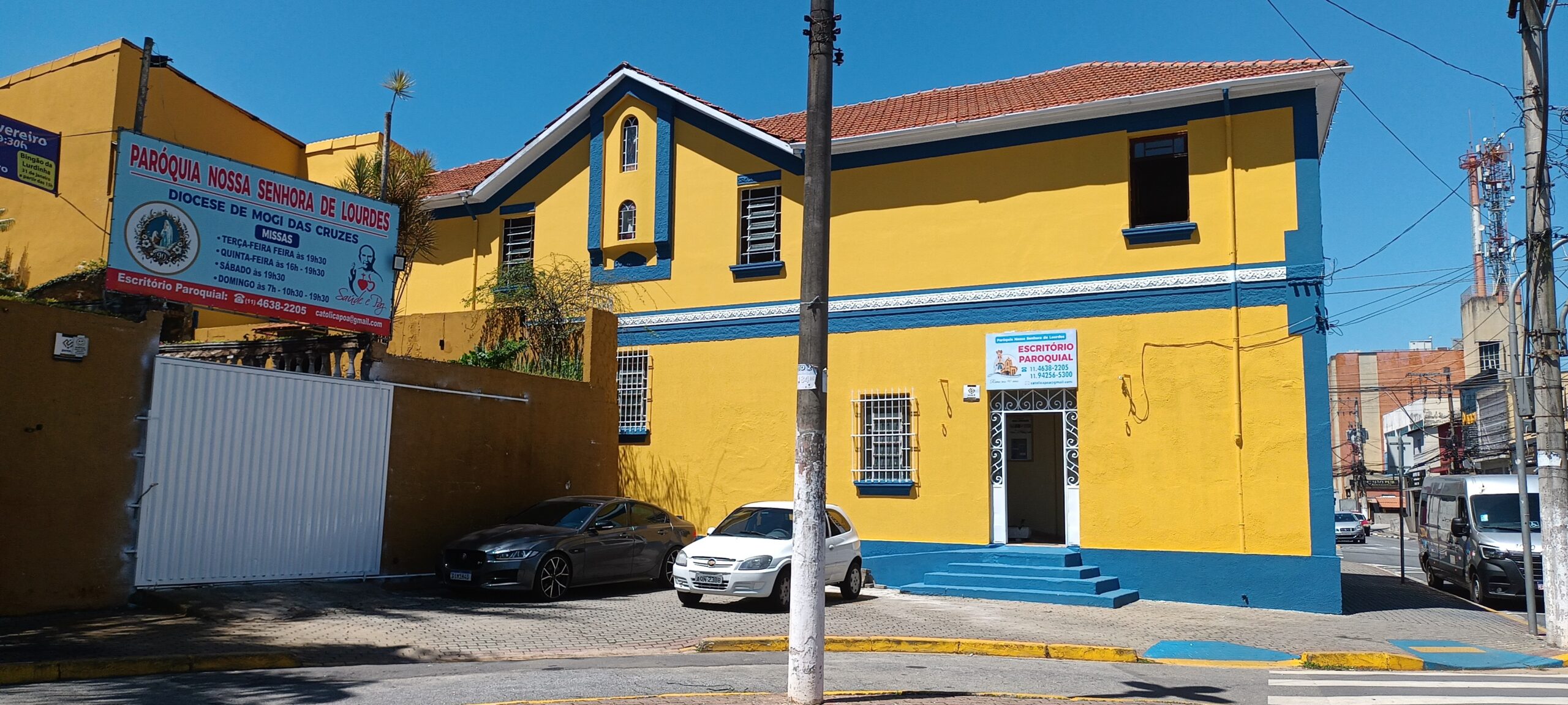 Fachada do prédio em cores amarela e azul - Crédito Del Ferrei