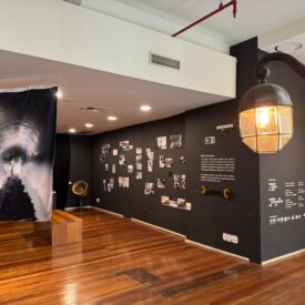 Fotografia colorida da exposição Fio Condutor.