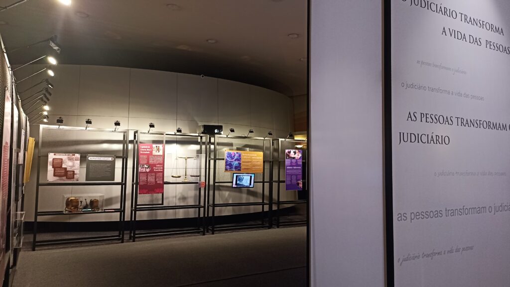 Outra perspectiva da exposição 150 Anos do TJRS - Desafios e Conquistas
