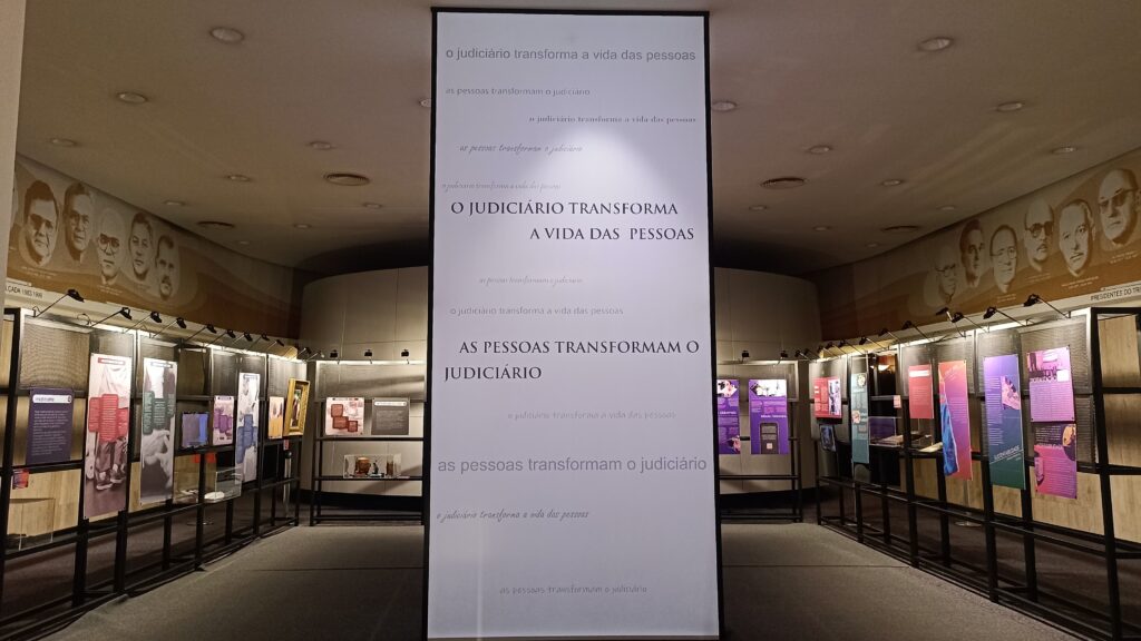 Sala do Museu, início da exposição Entrada do Museu com Linha do Tempo da Exposição 150 Anos do TJRS - Desafios e Conquistas.
