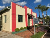 Museu Municipal e Casa da Cultura, o prédio já abrigou a Prefeitura, Delegacia e outros serviços como telefônia, gerenciamento de água, central telefônica e correios.