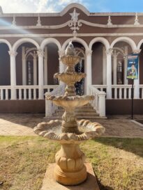 Fonte e entrada principal do museu.