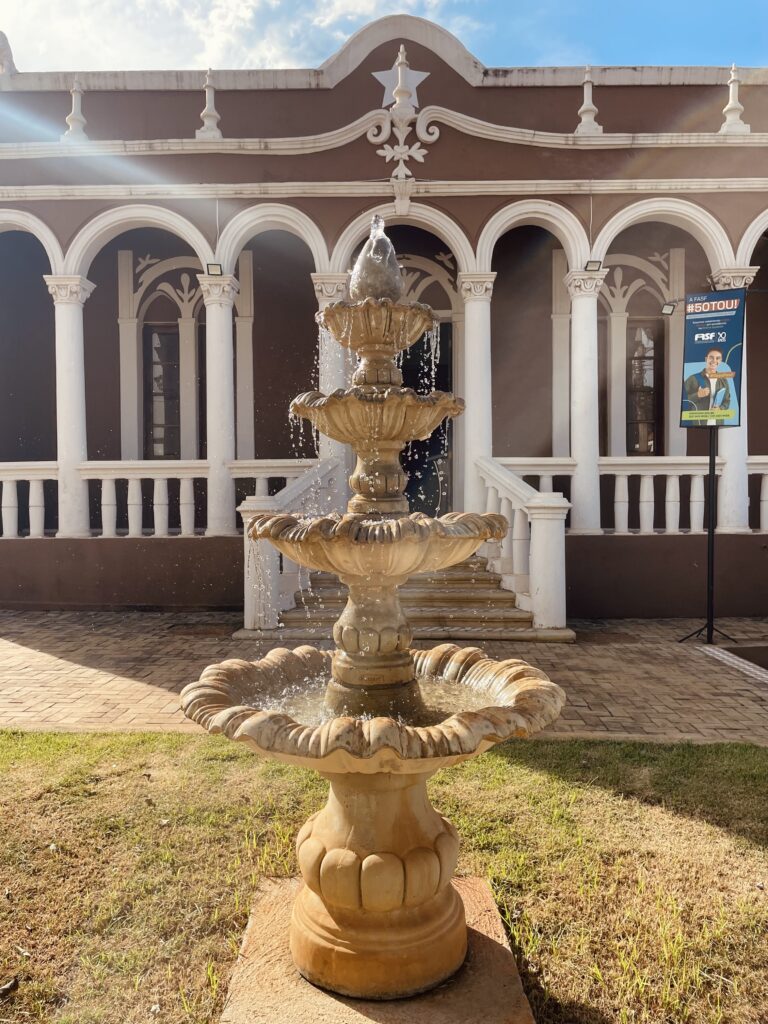 Fonte e entrada principal do museu.