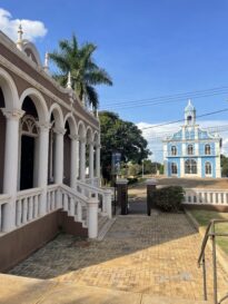 Escadaria da fachada lateral do museu.