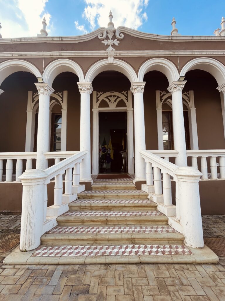 Escadaria da entrada principal.