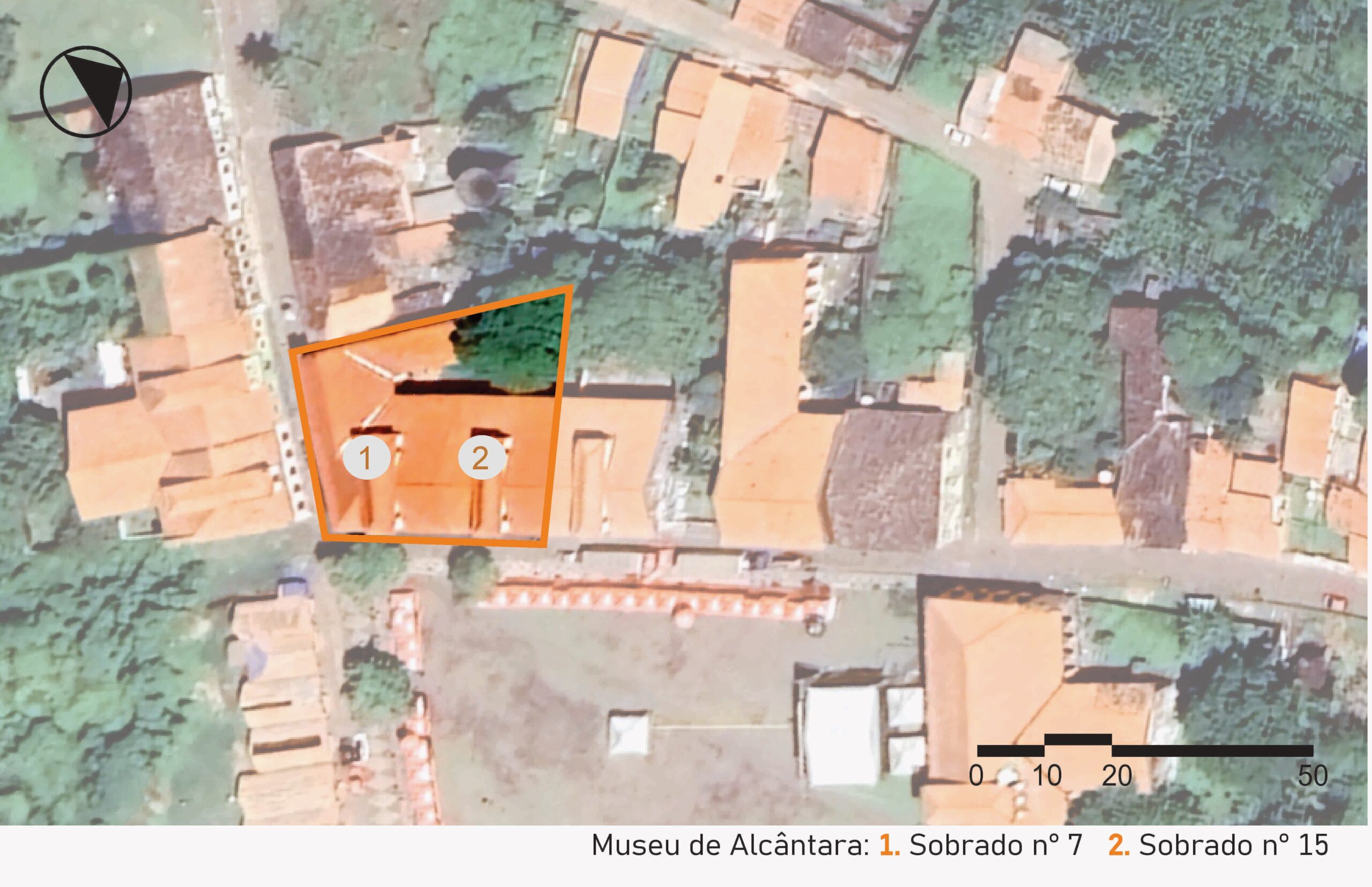 Imagem aérea do Museu de Alcântara, com indicação do n°1 e n°2 para os sobrados que fazem parte do conjunto do Museu. Os dois edifícios estão localizados em uma rua estreita, cercados por construções com telhados cerâmicos e vegetação abundante. A imagem inclui a legenda com a identificação das edificações, no canto inferior direito a escala gráfica e, na parte superior esquerda, uma seta indicando o ponto cardeal norte.