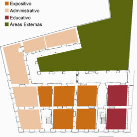 Desenho da planta baixa do pavimento térreo do conjunto arquitetônico do Museu. Os espaços estão divididos por cores de acordo com suas funções: salas expositivas (bege), administrativas (laranja), educativas (vermelho) e áreas externas (verde escuro). A organização segue um arranjo em torno de um pátio interno central. A legenda no rodapé indica a categorização dos ambientes e, no canto inferior direito, há uma escala gráfica.