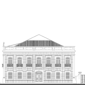 Desenho técnico da fachada frontal do museu. O edifício possui dois pavimentos, com sete portas no andar superior, todas com sacadas ornadas por grade decorativa. No térreo, há portas e janelas alinhadas verticalmente com as aberturas superiores. A fachada apresenta elementos simétricos e detalhes clássicos, incluindo cornijas, platibanda com balaústres e um telhado acentuado com cumeeira central. À direita, há um portão com mureta e pilares que indicam o acesso externo ao prédio.