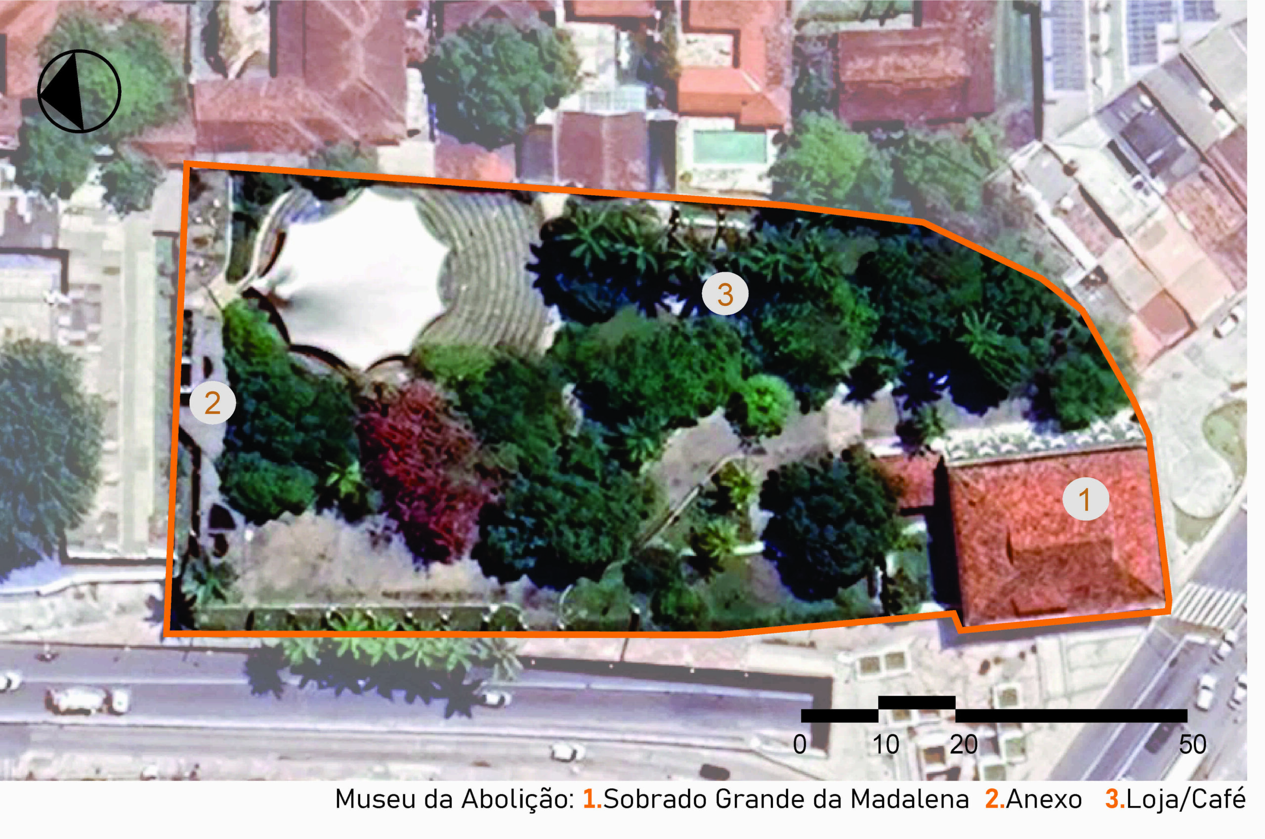 Imagem aérea do terreno do Museu da Abolição, com seus limites destacados em linha laranja. A área é densamente arborizada, com caminhos curvos em meio aos jardins. Três edificações principais estão identificadas por números: 1 — Sobrado Grande da Madalena, localizado no canto inferior direito; 2 — Anexo, à esquerda, próximo à entrada do terreno; 3 — Loja/Café, ao centro, próximo ao teatro de arena. A imagem inclui a legenda com a identificação das edificações, uma escala gráfica no canto inferior direito e, na parte superior esquerda, uma seta indicando o ponto cardeal norte.