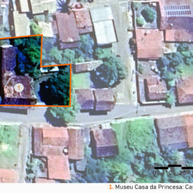 Vista aérea do museu com o edifício destacado por um contorno laranja e identificado com o número 1. A imagem inclui a legenda com a identificação “1. Museu Casa da Princesa: Casa Setecentista”, uma escala gráfica no canto inferior direito e, na parte superior esquerda, uma seta indicando o ponto cardeal norte.