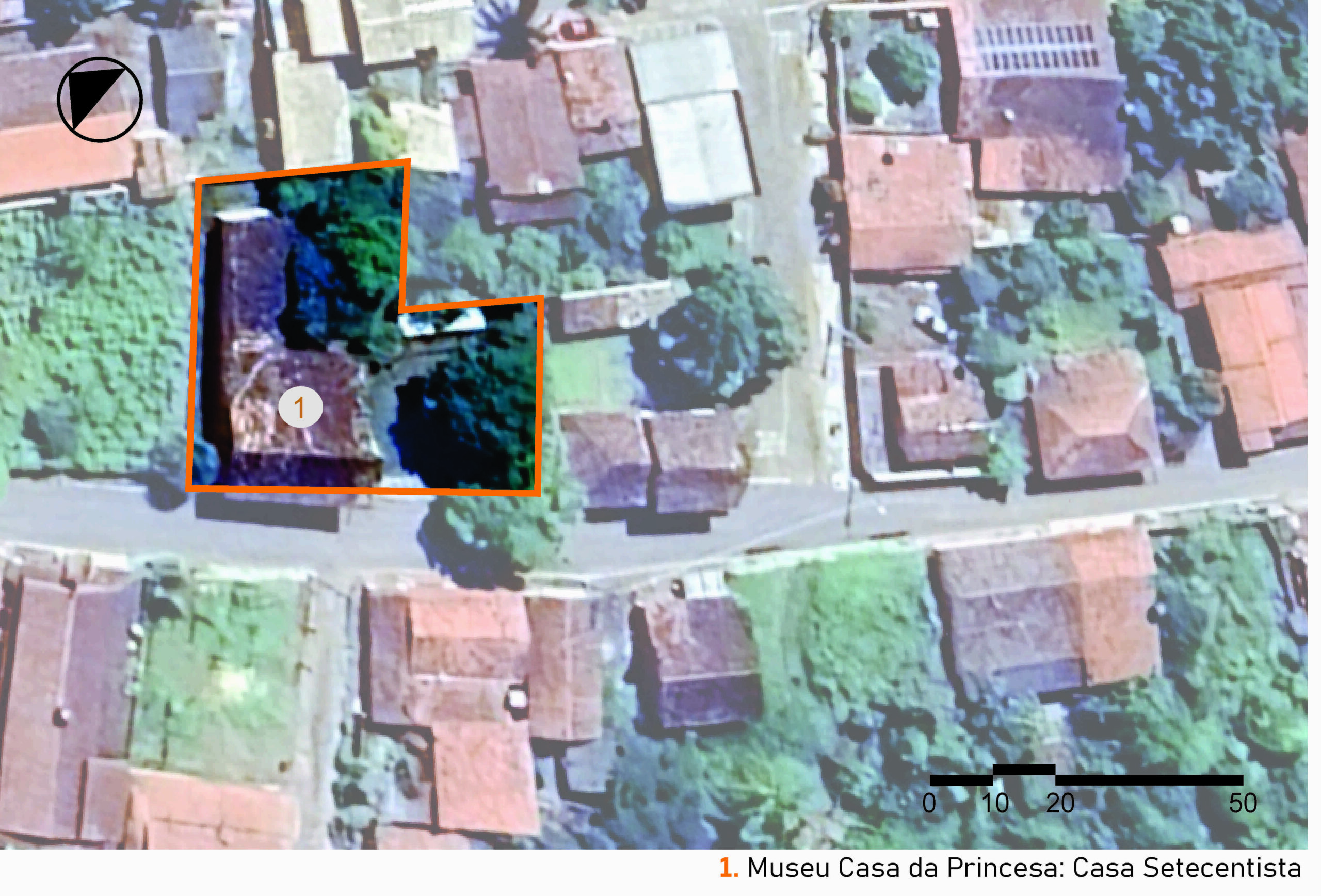Vista aérea do museu com o edifício destacado por um contorno laranja e identificado com o número 1. A imagem inclui a legenda com a identificação “1. Museu Casa da Princesa: Casa Setecentista”, uma escala gráfica no canto inferior direito e, na parte superior esquerda, uma seta indicando o ponto cardeal norte.