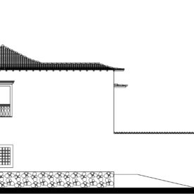 Desenho técnico da fachada lateral do Museu das Bandeiras. A edificação apresenta dois pavimentos com cobertura em telhado de duas águas, beirais salientes e uma mansarda no canto esquerdo. Há uma janela no pavimento superior com guarda-corpo e uma janela com grade no pavimento inferior. A base da construção possui embasamento em pedra. À direita, está o muro com uma porta de acesso.