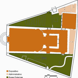 Desenho da planta baixa do pavimento térreo. As áreas estão divididas por cores: laranja (expositivo), bege (administrativo) e verde (áreas externas). Um grande volume central em marrom ocupa a maior parte do conjunto. Há caminhos curvos nas áreas verdes externas e pequenos volumes em bege nas extremidades. A legenda no rodapé indica a categorização dos ambientes e, no canto inferior direito, há uma escala gráfica.