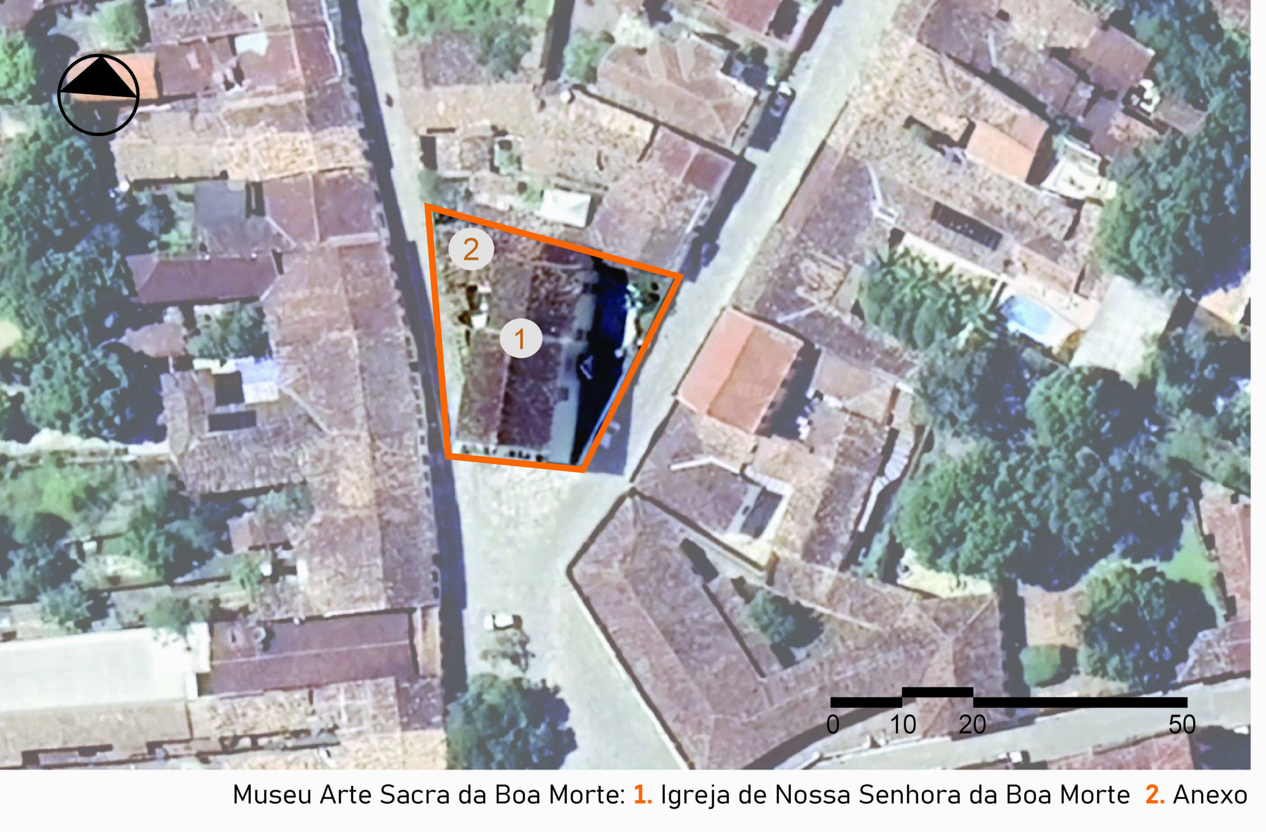 Imagem aérea do entorno do museu. No centro, uma área triangular está demarcada por uma linha laranja e contém dois elementos numerados: "1" Igreja de Nossa Senhora da Boa Morte e “2” anexo. A edificação marcada com o número 1 ocupa a maior parte da área demarcada. Há vegetação nas proximidades. A imagem inclui a legenda com a identificação das edificações, no canto inferior direito a escala gráfica e, na parte superior esquerda, uma seta indicando o ponto cardeal norte.
