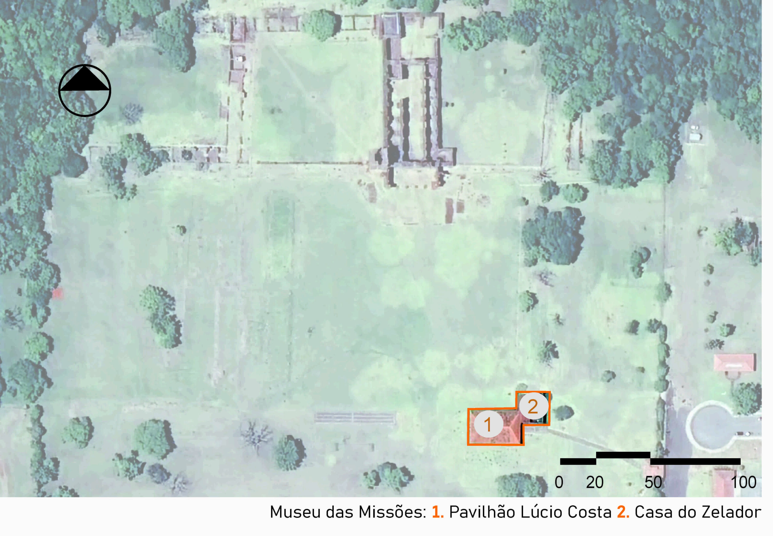 Imagem aérea do museu, com dois grupos destacados por contorno laranja. No canto inferior direito da imagem, está indicado o número 1, referente ao Pavilhão Lúcio Costa, e o número 2, referente à Casa do Zelador. Mais ao centro da imagem, é possível observar as ruínas, remanescentes históricos e arquitetônicos dos antigos povoados missionais, localizadas em uma área gramada e rodeadas por árvores. A imagem inclui a legenda com a identificação das edificações, no canto inferior direito a escala gráfica e, na parte superior esquerda, uma seta indicando o ponto cardeal norte.