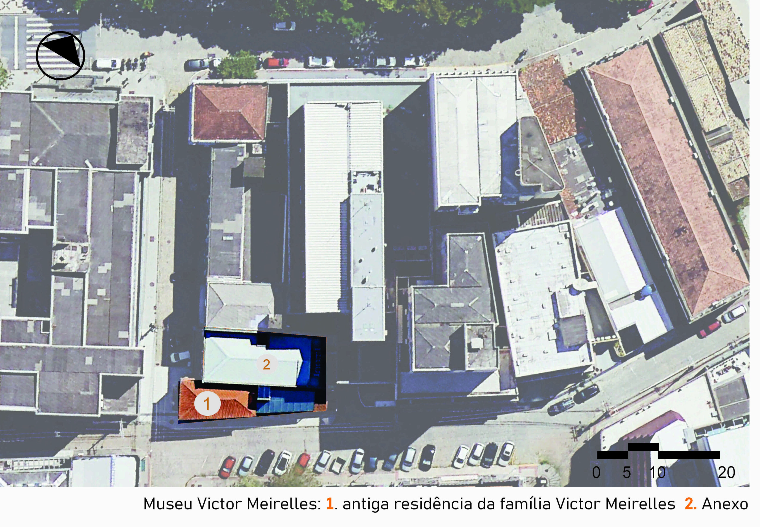 Imagem aérea do museu, localizado em um quarteirão urbano com vários edifícios. O conjunto está destacado por um polígono laranja, o número 1 indica o Museu, antiga residência da família Victor Meirelles, e o número 2, seu Anexo. A imagem inclui a legenda com a identificação das edificações, no canto inferior direito a escala gráfica e, na parte superior esquerda, uma seta indicando o ponto cardeal norte.