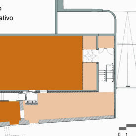 Desenho da planta baixa do pavimento térreo do conjunto arquitetônico, dividida em duas áreas principais: uma área expositiva destacada em laranja e uma área administrativa em bege. Abaixo da imagem, há uma legenda indicando a categorização dos ambientes e uma escala gráfica.