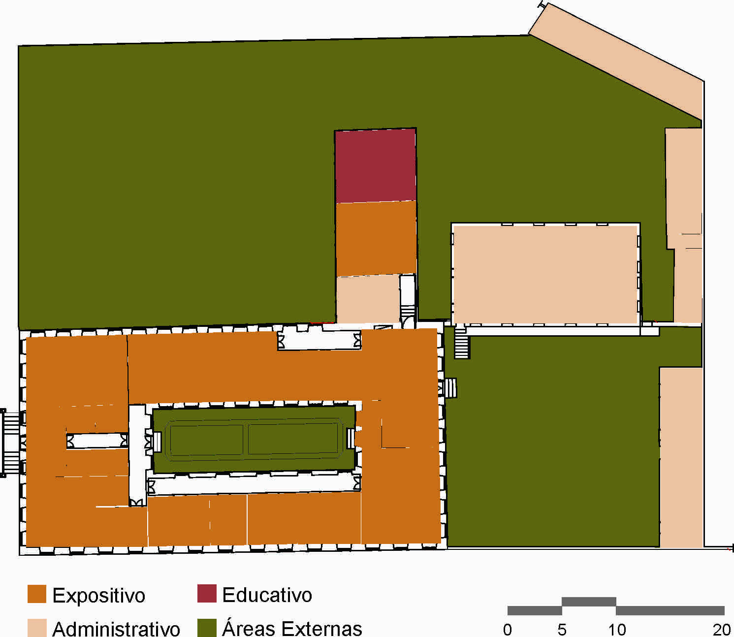 Desenho da planta baixa do pavimento térreo do conjunto, apresentando a organização dos espaços por função, representada por diferentes cores. A maior parte da edificação é destinada à área expositiva, destacada em laranja, que se distribui ao redor de um pátio interno retangular. Os ambientes de uso administrativo, indicados em tom bege, localizam-se próximos às áreas de circulação. Já o setor educativo, marcado em vermelho, está situado em um volume separado. As áreas externas, em verde, ocupam grande parte do terreno. Abaixo da imagem, há uma legenda indicando a categorização dos ambientes e uma escala gráfica.