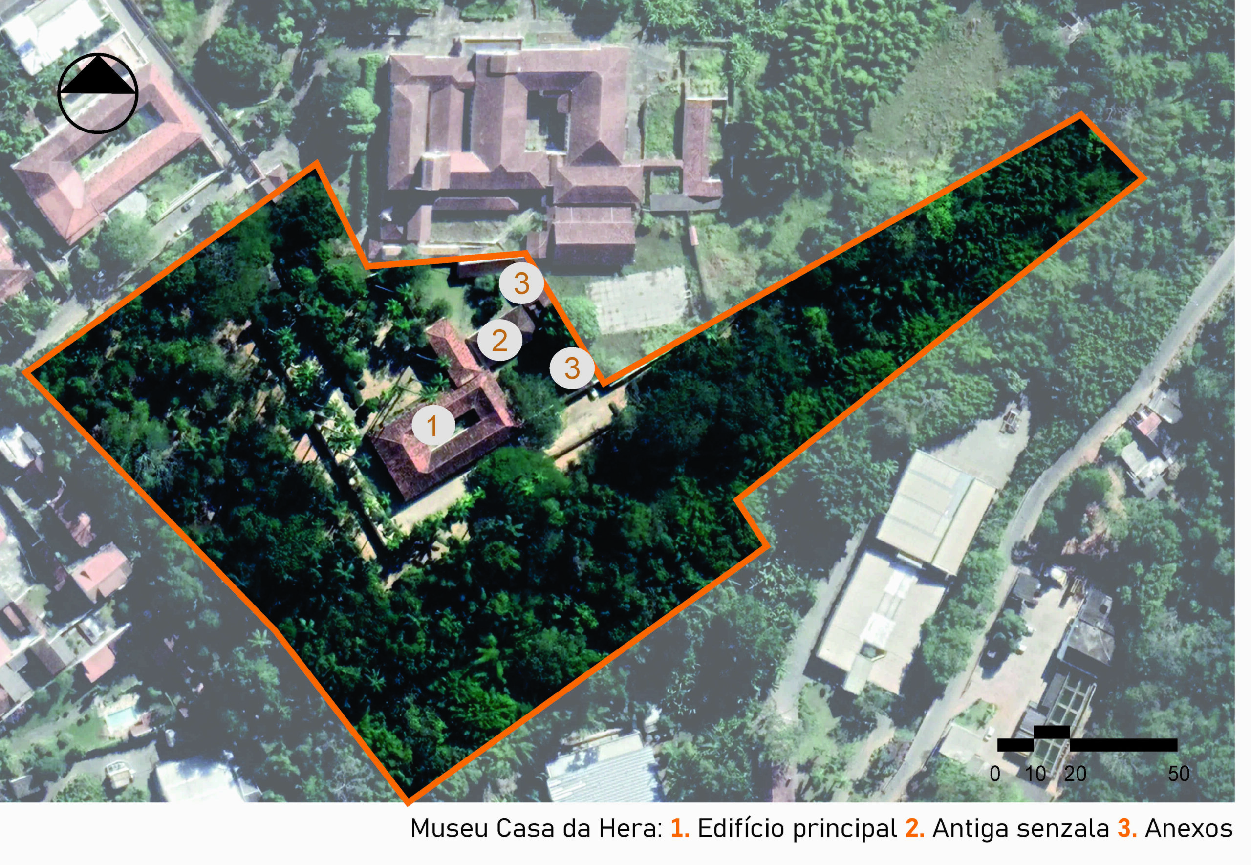 Imagem aérea do museu, com destaque para as principais áreas e limites do terreno. A área total do museu está contornada em laranja, abrangendo uma grande porção arborizada. No centro da imagem está o edifício principal (1), cercado por jardins. À direita, está assinalada a antiga senzala (2), e ao redor, os anexos (3). A imagem também mostra o entorno urbano com ruas, construções vizinhas e vegetação densa. A imagem inclui a legenda com a identificação das edificações, no canto inferior direito a escala gráfica e, na parte superior esquerda, uma seta indicando o ponto cardeal norte.