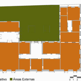 Desenho da planta baixa do edifício principal do Museu, com áreas destacadas em cores diferentes, conforme seus setores. Doze espaços expositivos possuem legendas na cor laranja, de uso expositivo, enquanto as áreas externas são representadas na cor verde. Abaixo da imagem, há uma legenda indicando a categorização dos ambientes e uma escala gráfica.