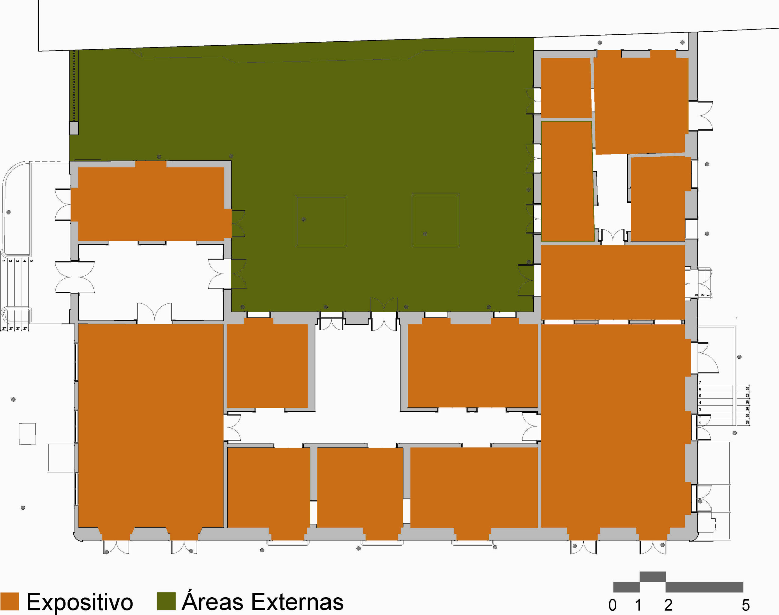 Desenho da planta baixa do edifício principal do Museu, com áreas destacadas em cores diferentes, conforme seus setores. Doze espaços expositivos possuem legendas na cor laranja, de uso expositivo, enquanto as áreas externas são representadas na cor verde. Abaixo da imagem, há uma legenda indicando a categorização dos ambientes e uma escala gráfica.