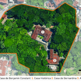 Vista de satélite da área do museu e seu entorno, mostrando a malha urbana com distribuição de casarios históricos e vegetações. Três pontos estão em destaque, sendo o número um, a Casa Histórica do Museu Casa Benjamin Constant, dois, a Casa de Bernardina, e o número três, o Anexo de Apoio. A imagem inclui a legenda com a identificação das edificações, no canto inferior direito a escala gráfica e, na parte superior esquerda, uma seta indicando o ponto cardeal norte.