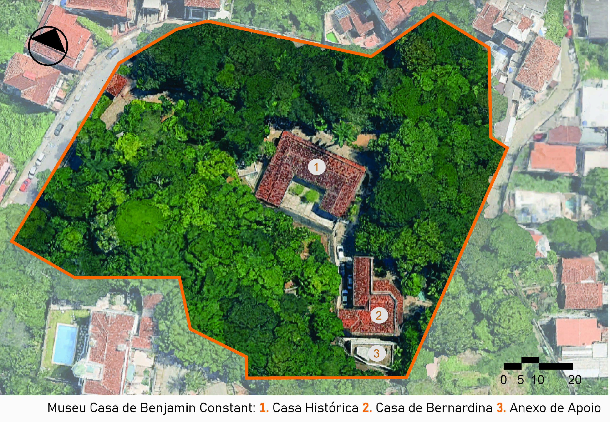 Vista de satélite da área do museu e seu entorno, mostrando a malha urbana com distribuição de casarios históricos e vegetações. Três pontos estão em destaque, sendo o número um, a Casa Histórica do Museu Casa Benjamin Constant, dois, a Casa de Bernardina, e o número três, o Anexo de Apoio. A imagem inclui a legenda com a identificação das edificações, no canto inferior direito a escala gráfica e, na parte superior esquerda, uma seta indicando o ponto cardeal norte.